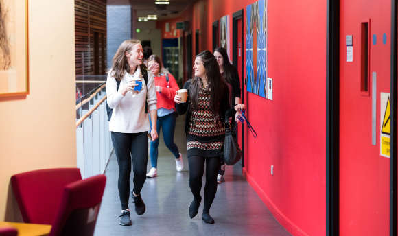 A couple of students walking down the corridor at ҹɫֱ Edinburgh