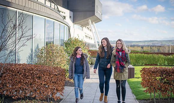 3 girls in winter jackets outside the ҹɫֱ Campus, Edinburgh