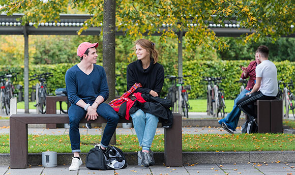 Students talking on the benches outside ҹɫֱ, Edinburgh