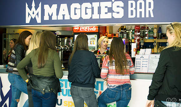 Students queuing up to order at Maggie's Bar, the ҹɫֱ student union bar and cafe